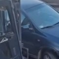 Parkirana "korsa" zagradila izlaz sa parkinga, žena u "audiju" nije mogla da čeka, a onda se pojavio "kralj s viljuškarem"…