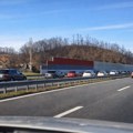 Neodgovorno ponašanje na auto-putu: šokantne scene posle sudara kod Ljiga!