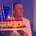 Sergej napravio gala slavlje za 50. rođendan: Ogromna torta sa vatrometom, a ovaj kolega mu je pevao pesmu