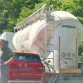 (Foto) Sudarili se kamion i automobil na Iriškom vencu: Stvaraju se ogromne gužve