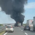 Vatrena stihija na auto-putu kod Beograda! Zapalio se kamion, gust dim širi se unaokolo.