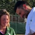 Novak Đoković se izvinio devojci na Vimbldonu, pričao joj o Srbiji i pokazao da je pravi gospodin