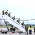 Na niškom aerodromu dočekani vojnici iz mirovne misije, a ispraćen novi kontingent mirovnjaka