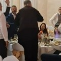 Šou na Zlatiboru! Monah uzeo mikrofon usred svadbe i popeo se na stolicu: "Skini mantiju, čeka te Vendi"