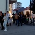 I u Aleksincu zvižduci naprednjacima u centru grada: Građani ih ispratili, SNS sklonio štand i otišao
