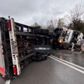 Saobraćajni kolaps kod Ljiga: Prevrnuo se teretnjak i poprečio preko cele trake, vatrogasci na terenu, vozačima se savetuje…