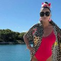 Bila ljubavnica oženjenom fudbaleru, priznala da je bila sa ženama: Pevačica (65) sada pozirala u kupaćem