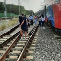 Putnici sa decom izlaze iz vozova koji su se umalo sudarili kod zemuna: Očevici za Kurir opisali dramu! (foto, video)
