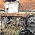 U kući stari ćilimi, stolarija, na zidu isečci iz novina Pokojni Radašin je ovako živeo poslednjih godina, nije imao pare…