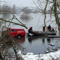 Pripadnici Sektora za vanredne situacije u Krnjači spasili ženu i psa koji su upali u vodu