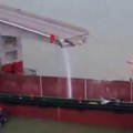 Ужас у Кини: Баржа урушила мост, возила упала у воду, има погинулих (видео)