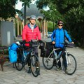 Nikola Rokvić ih je inspirisao: Otac i sin biciklima krenuli na Hilandar! Put posvećuju odbrani institucije porodice (video…