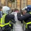 Protesti zbog ubistva troje dece u Britaniji: Demonstranti se sukobili sa policijom u blizini Dauning strita (video, foto)