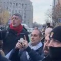 Čoveku sa bebom ne daju da prođe! Narod gnevan zbog blokada kod RTS u Beogradu (video)