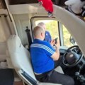Oprez! Rigorozni grci! Mikeca startovala policija jer je parkirao kamper pored plaže (foto)