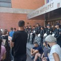 MUP: učesnici skupa u Novom Sadu pokušali nasilno da uđu na Filozofski, nasrnuli na policiju