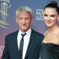 У кревет је одводио највеће лепотице: Нова девојка славног глумца млађа је од његове деце