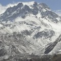 Snežna mećava blokirala puteve: Hiljade ljudi zarobljeno na Mont Everestu
