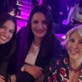 Kakav spoj, crnke i plavuše! Kosjerina podelila sliku iz provoda: Sve oči uprte u nju i njene koleginice