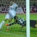 Ljudi moji, šta je ovo?! Ovako se niko nikada nije obrukao: Lopta je bila na gol-liniji, imao je prazan gol pred sobom - i…