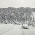 Slike sa lica mesta! Mećava na Zlatiboru: Jak vetar nanosi sneg, zabrana za šlepere i dalje na snazi!