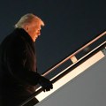 Avion predsednika SAD se vratio u bazu zbog problema, Tramp drugim avionom nastavio put ka Davosu