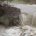 (Video) "Odsečeni smo od sveta, stanje je kritično!" Nezapamćeno jutro u ovom gradu u Srbiji: Voda odnela puteve, sela u…