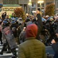 Sporadične čarke između maskirane policije i građana na protestu ispred Rektorata