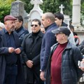 Ацо Пејовић сломљен од бола на сахрани Душка Вујошевића: Наочарима за сунце крије тугу, нем од шока