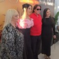 Ово су сестра и родитељи Катарине Грујић: Стигли на ћеркину прославу, тата је успешан бизнисмен, скрива се испод тамних…