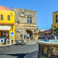 Turista izazvao haos na Rodosu: Izašao go na ulicu, popeo se na vozilo Hitne pomoći, bolje da nije...