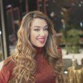 Tea Tairović se pojavila na Sarajevo Film Festivalu: Svi gledaju u glamuroznu haljinu dugu 10 metara (FOTO/VIDEO)