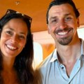 Svi gledaju u Anu Ivanović i Zlatana Ibrahimovića! Zajednička fotka o kojoj se priča: Ona zablistala u plavoj haljini od 1.000…