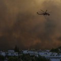 Požari i dalje bukte u Grčkoj, jak vetar raspiruje vatru i otežava gašenje