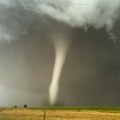 Tornado napravio pustoš i lovci na oluje ovo nisu videli do sada (video)