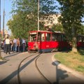 Normalizovan saobraćaj posle sudara gradskog autobusa i tramvaja u kome je povređeno 10 osoba(VIDEO)