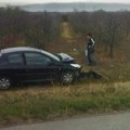 Udes kod Leskovca – vozač sleteo s puta, razvalio banderu i automobil i lakše povređen