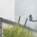 Локализован пожар у Учитељском насељу: Део напуштене зграде се урушио, ватрогасци дизалицом гасе ватру ФОТО