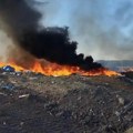 Ponovo gori deponija u Vrbasu Komunalci gase, građani pale, vetar potpomaže