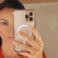 Sloboda u nikad dubljem dekolteu: Naša glumica opalila selfi, a zbog njene fotke u ogledalu mreže su izgorele! Komplimenti se…
