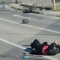 Spasila ga kaciga: U sudaru motora i automobila na Ibarskoj magistrali povređen motociklista