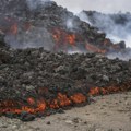 (FOTO/VIDEO) Lava iz vulkana na Islandu se izlila na put, vatrogasci u pripravnosti