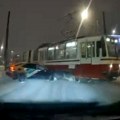 Sudar automobila i tramvaja: Pogodite ko je izvukao deblji kraj u zimskoj noći?