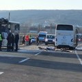 Prve slike jezive tragedije kod Umke Srča i staklo po putu, autobusi neprepoznatljivi (foto)