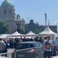 U centru Beograda za 1. maj na sve strane para sa roštilja, a u pozadini se čuje „Vidovdan“: Vašarska atmosfera kakvu…