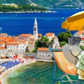 Parking, piće, suncobrani – sve se naplaćuje! Cene ležaljki idu i do 40 evra, a evo kakve cene vas očekuju na crnogorskom…