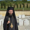 Uspon Nikole Džufke između oltara sa albanskom zastavom i gradonačelnika