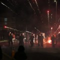 Totalni haos u evropskoj metropoli! Deca od 7 godina bacala cigle na policiju, tinejdžeri ih gađali vatrometom, a oni…