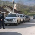 Sekirom ga napao nasred ulice! Užasan snimak sa KiM: Napadač dobro poznat policiji, trenutno u bekstvu (video)