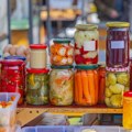 Karavan zimnice za vikend stiže na pijacu u bloku 44! Izobilje specijaliteta - ajvar, šarene salate, kompoti, pekmezi, sirupi…